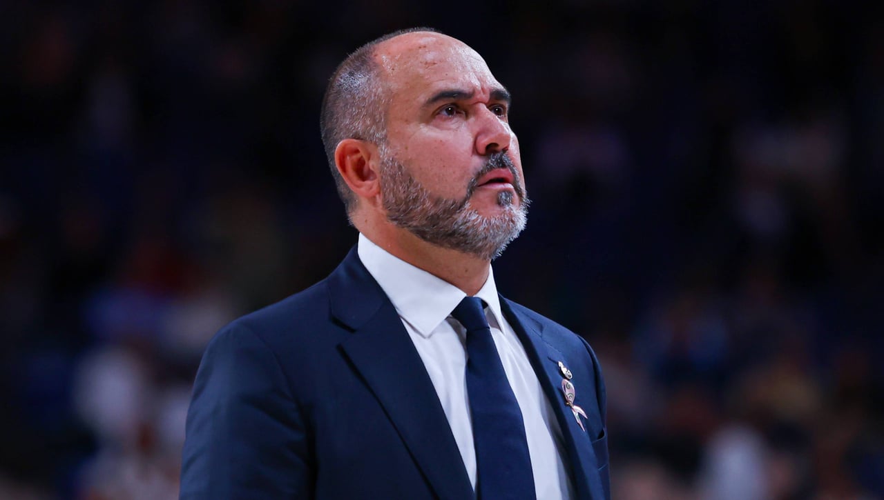 Chus Mateo se lo comunica a los jugadores antes del Clásico