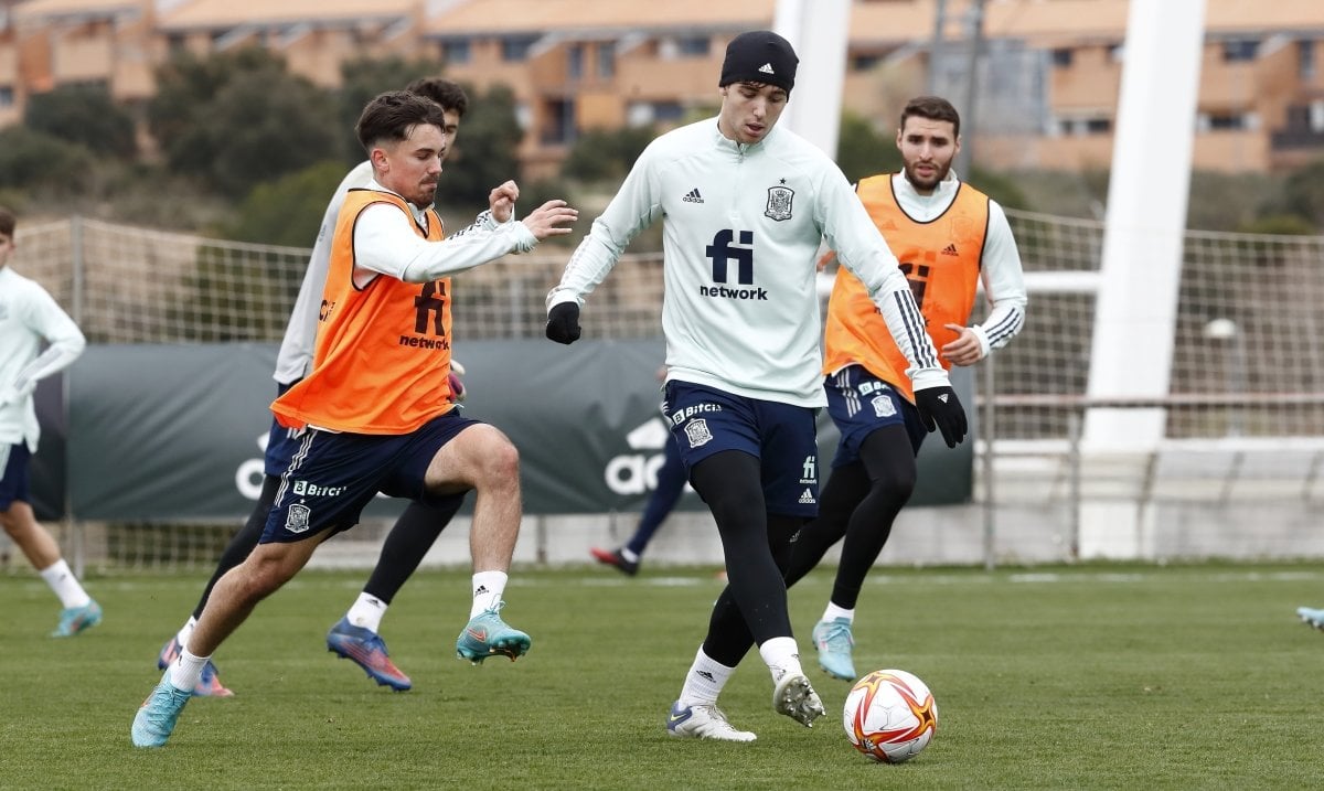 Hijo de leyenda, joya del Barcelona y ahora vinculado a Betis, Valencia y Real Sociedad
