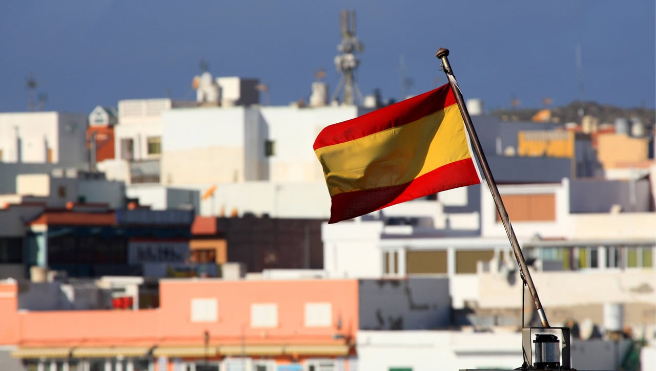 Colgar la bandera de España en el balcón puede costarte hasta 600 euros de multa