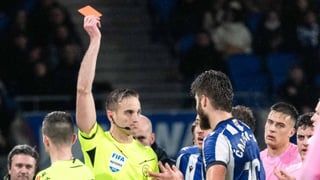 Caleta-Car condiciona a la Real Sociedad para el derbi ante el Athletic Club tras "una entrada muy dura", según califica el VAR y Alberola Roja