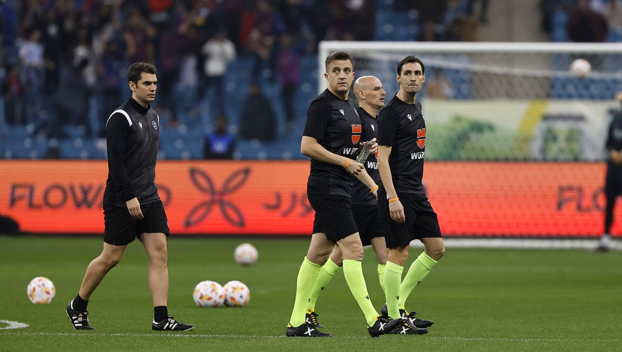 Mateu Lahoz, en el VAR, y De Burgos Bengoetxea, para el Sevilla - Almería