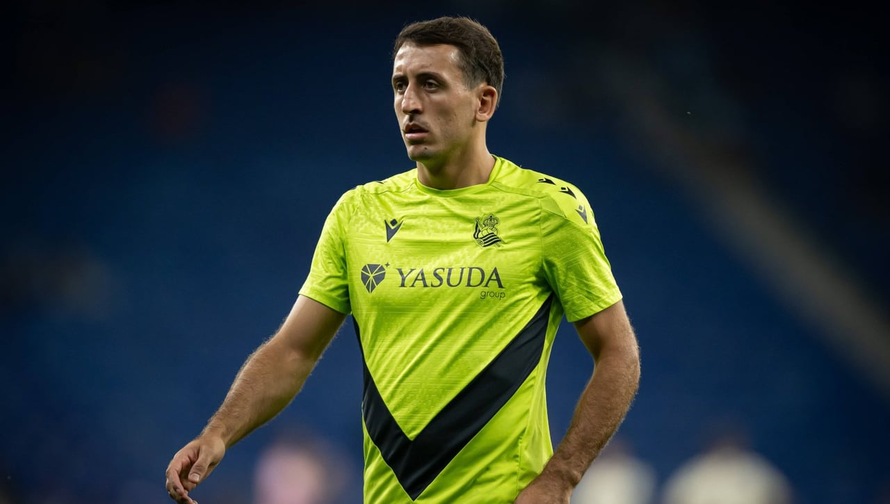 Mikel Oyarzabal carga contra Imanol Alguacil