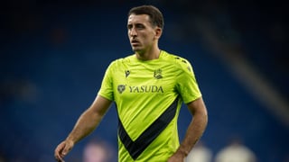 Mikel Oyarzabal carga contra Imanol Alguacil