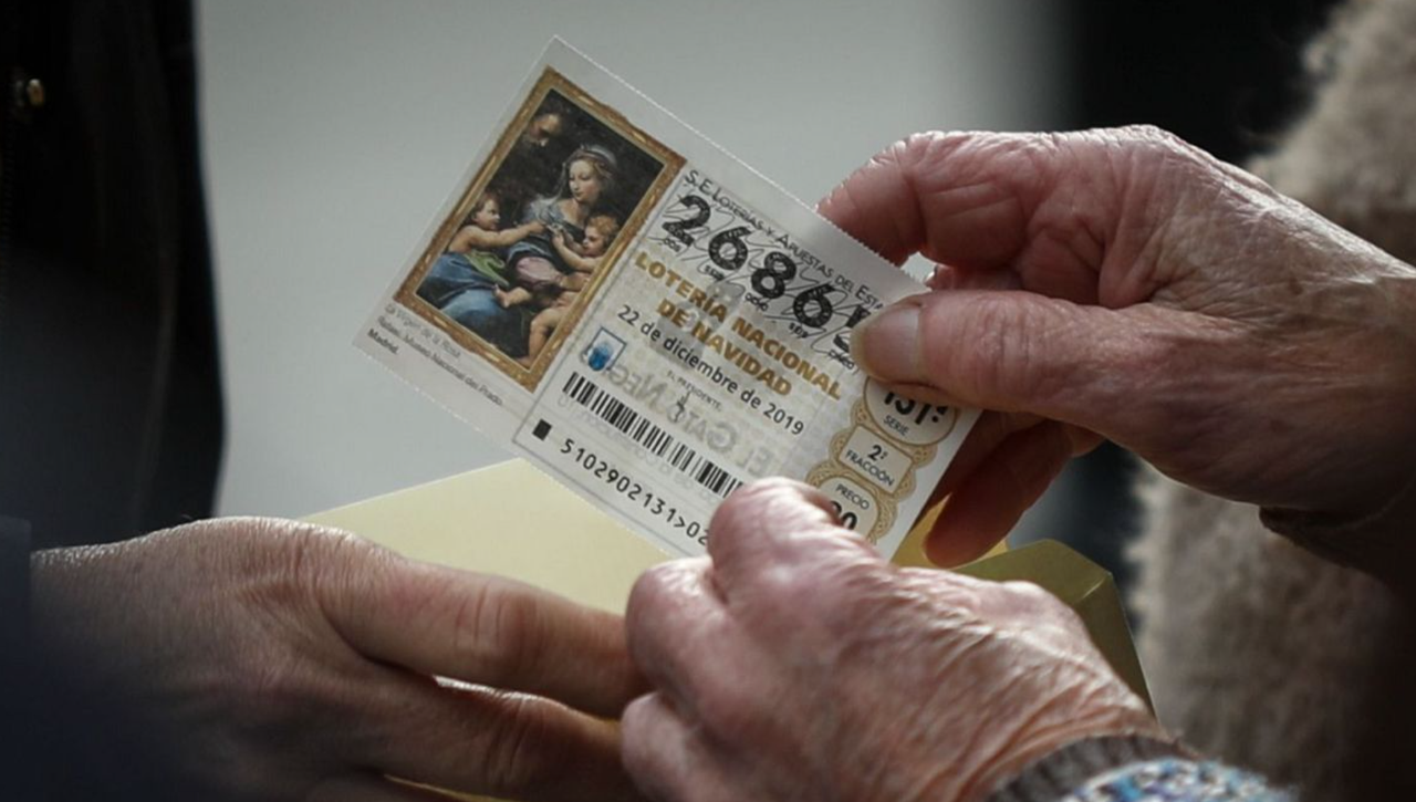 Compartir un décimo de la Lotería de Navidad por Whatsapp y pagarlo por Bizum puede costarte el premio si no lo haces bien