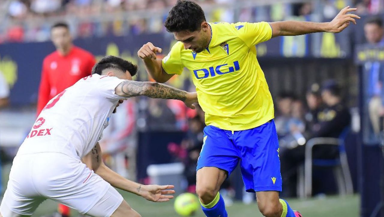 El Cádiz, otra vez 'manoseado' por los árbitros