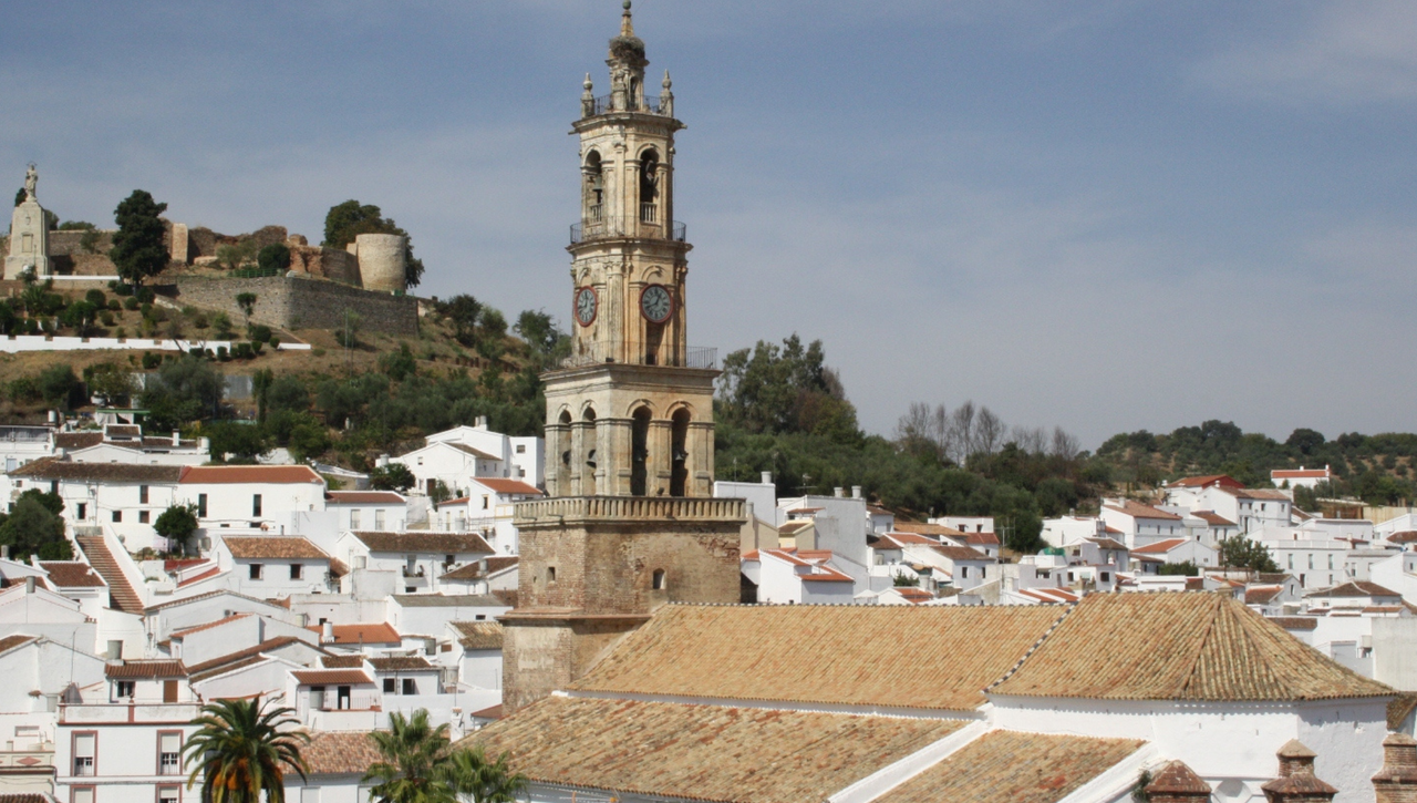 Escapada perfecta: El pueblo blanco a una hora de Sevilla ideal para los amantes del senderismo