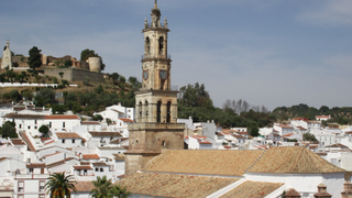 Escapada perfecta: El pueblo blanco a una hora de Sevilla ideal para los amantes del senderismo