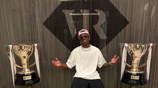 Vinicius celebra LaLiga con 'dardito' al Barça y enciende las redes 