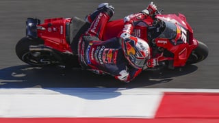 Pedro Acosta celebra el regalo de KTM