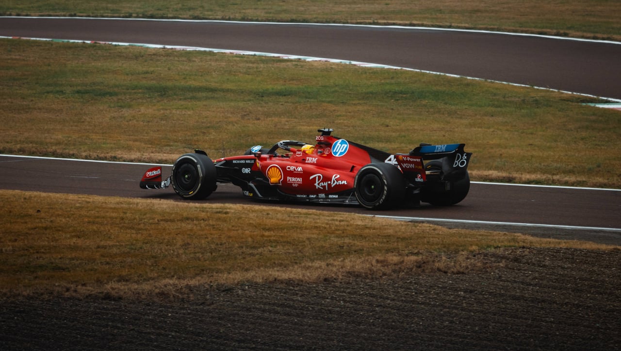 Lewis Hamilton estrella el Ferrari en Barcelona