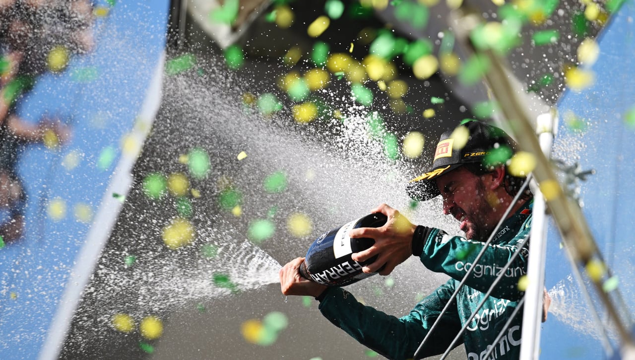 Carrera F1 GP Brasil 2023: Fernando Alonso logra un podio imposible, Carlos Sainz hace lo que puede y Verstappen vence