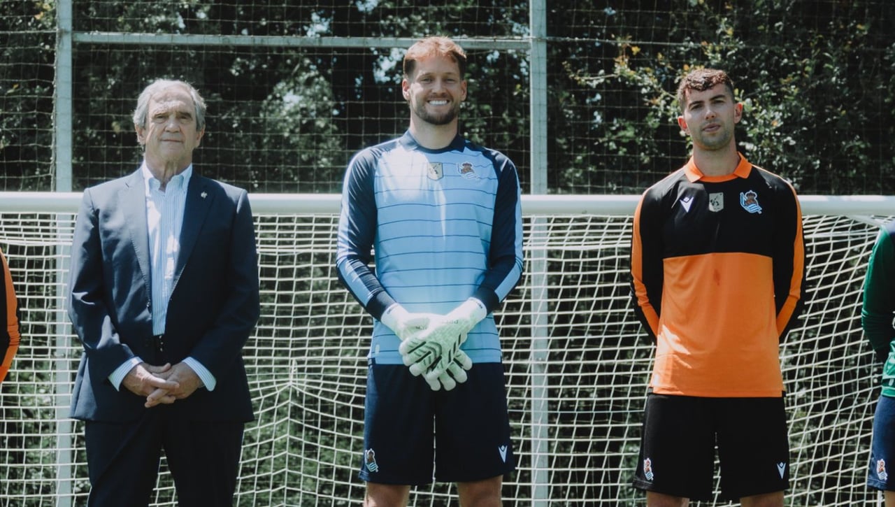 La Real Sociedad da una sorpresa a Arconada con las equipaciones de los porteros
