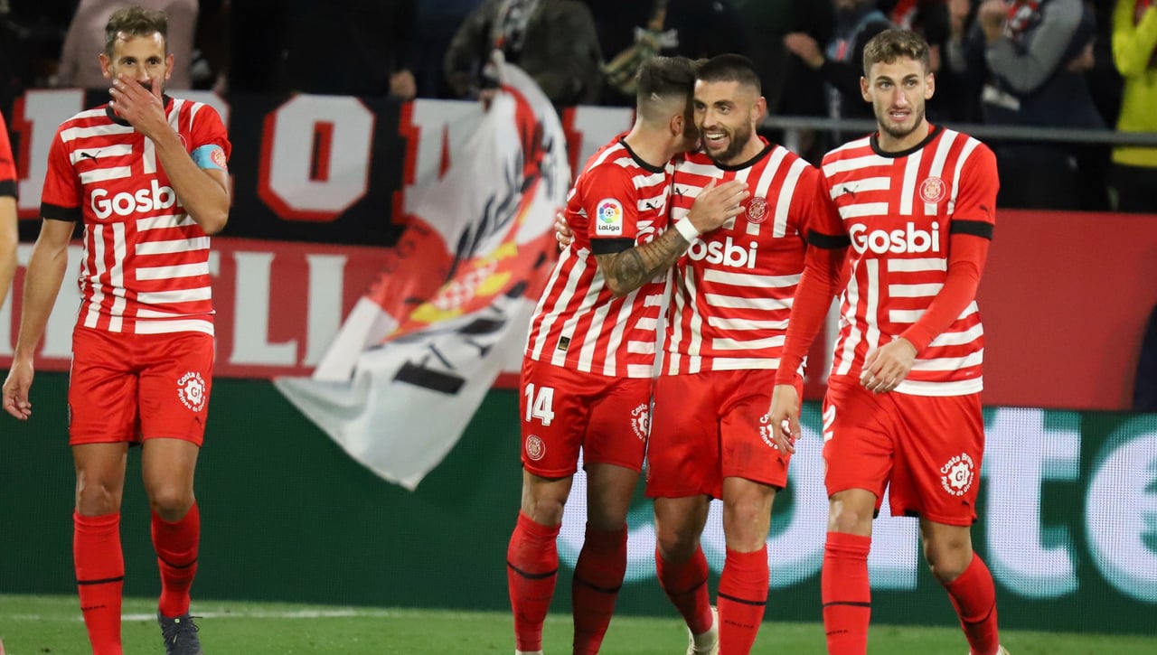 Xavi olisquea en el vestuario del Girona a un pupilo de Pellegrini