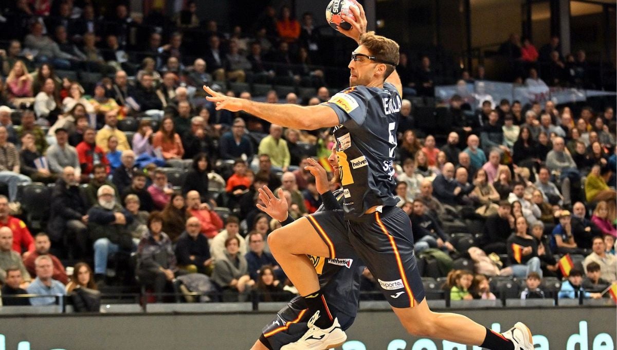 Los Hispanos comienzan arrasando (43-26)