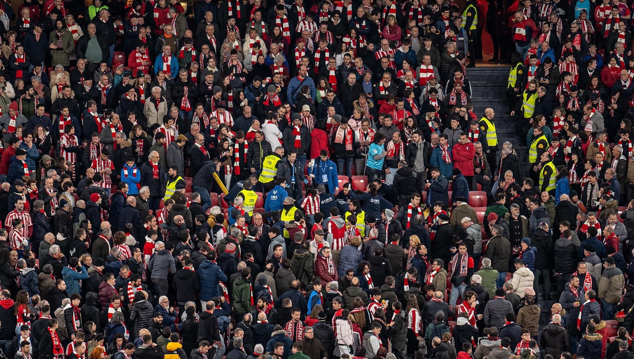 Tremendo susto en la grada de San Mamés durante el Athletic - Atlético de Madrid de Copa del Rey