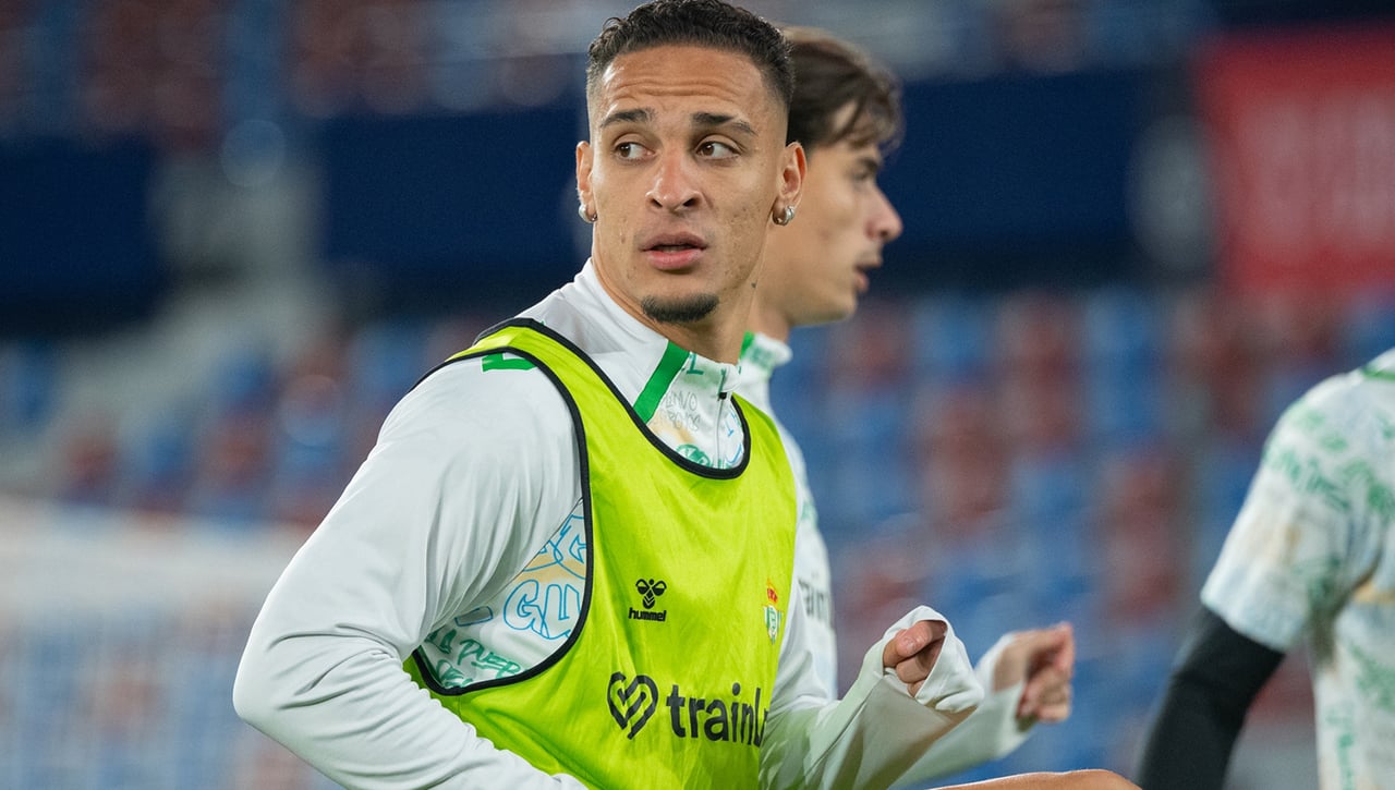 Alerta en el Betis por el estado físico de Antony a tres días de la visita del Barça