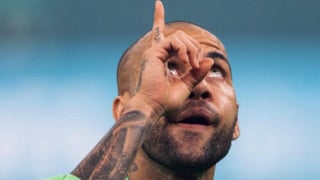 Dani Alves vuelve a cambiar de versión: "Yo quería proteger a esta señorita"