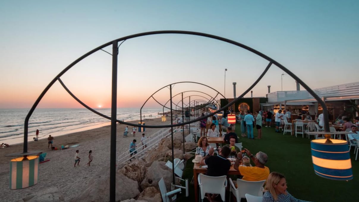 Ni El Palmar ni Los Caños de Meca, la playa de Cádiz que está de moda para el tardeo