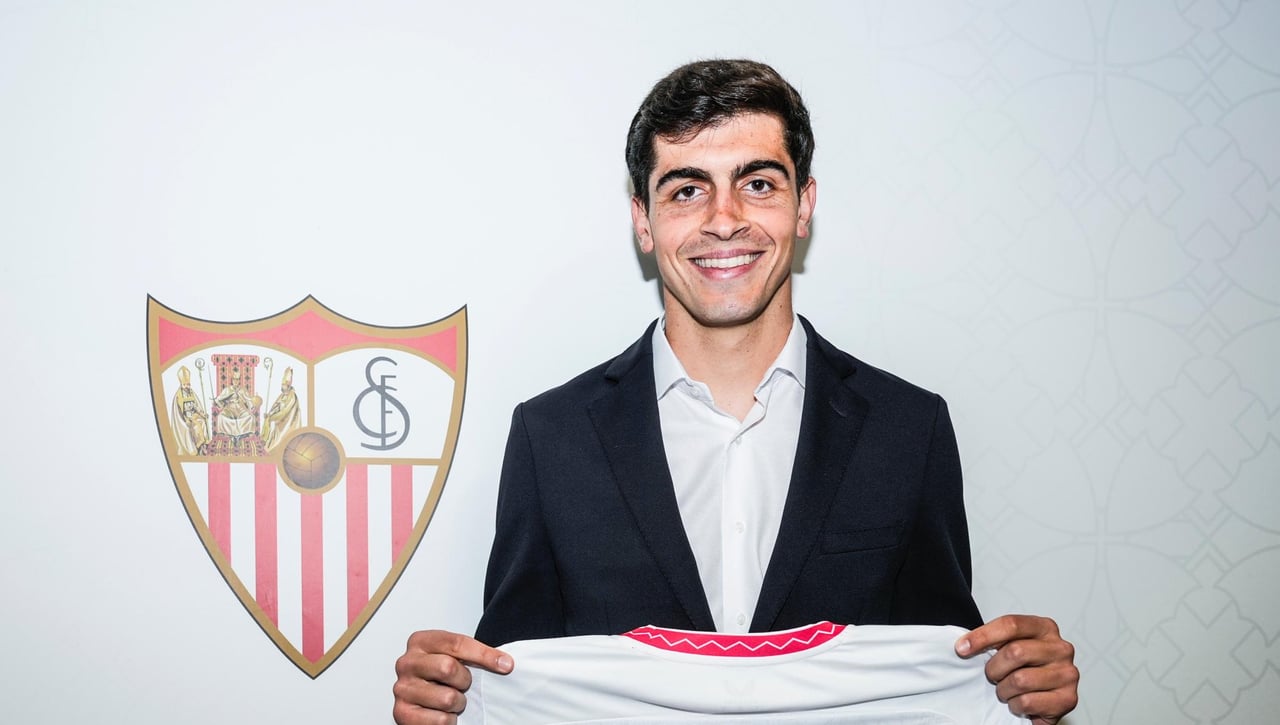 La foto más esperada: Juanlu Sánchez y el Sevilla echan raíces