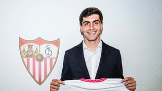 La foto más esperada: Juanlu Sánchez y el Sevilla echan raíces 