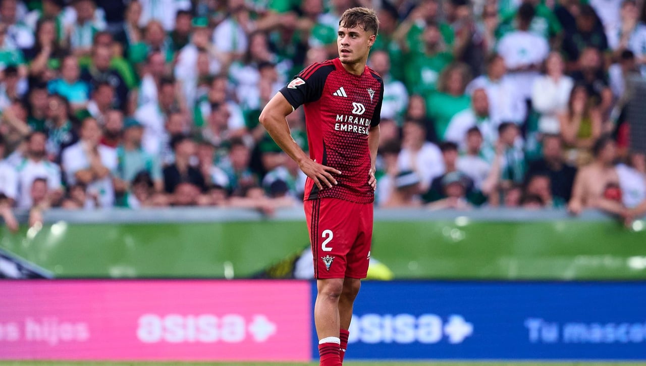 Los movimientos en el lateral derecho, condicionados a Juanlu