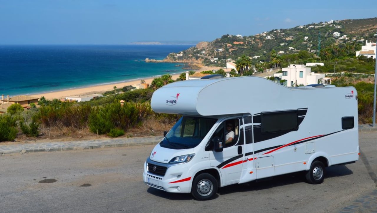 Playas de Andalucía donde dormir con caravana o camper: Precios y servicios 2025