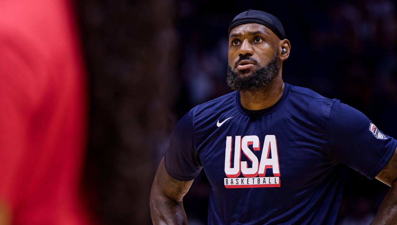 Lebron James coge la bandera de Estados Unidos