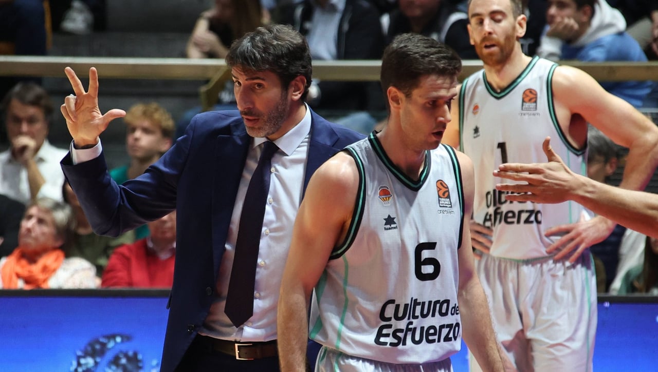 Álex Mumbrú se harta y encierra a sus jugadores