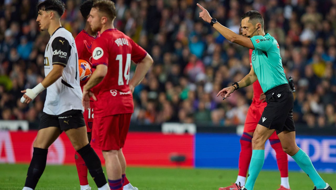 La polémica del Valencia - Sevilla y lo que dice la normativa del VAR 