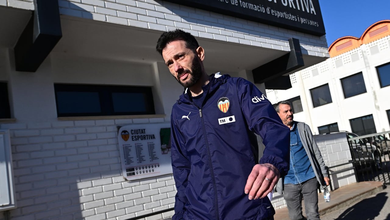 Carlos Corberán espera más fichajes en el Valencia