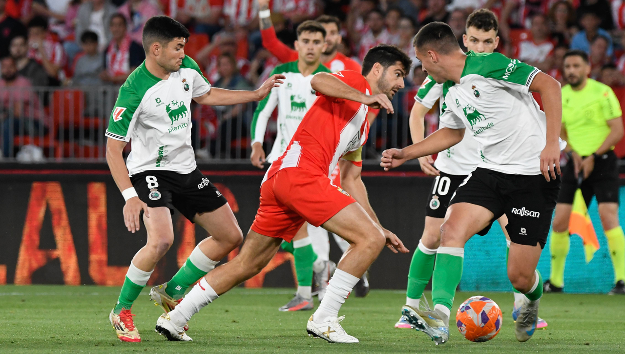 Así queda la clasificación de LaLiga Hypermotion tras los triunfos de Almería y Real Oviedo