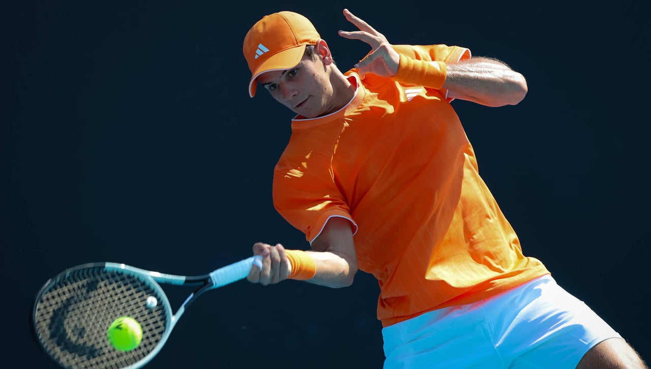 Jakub Mensik devuelve a la tierra a Rafa Jódar en Australia