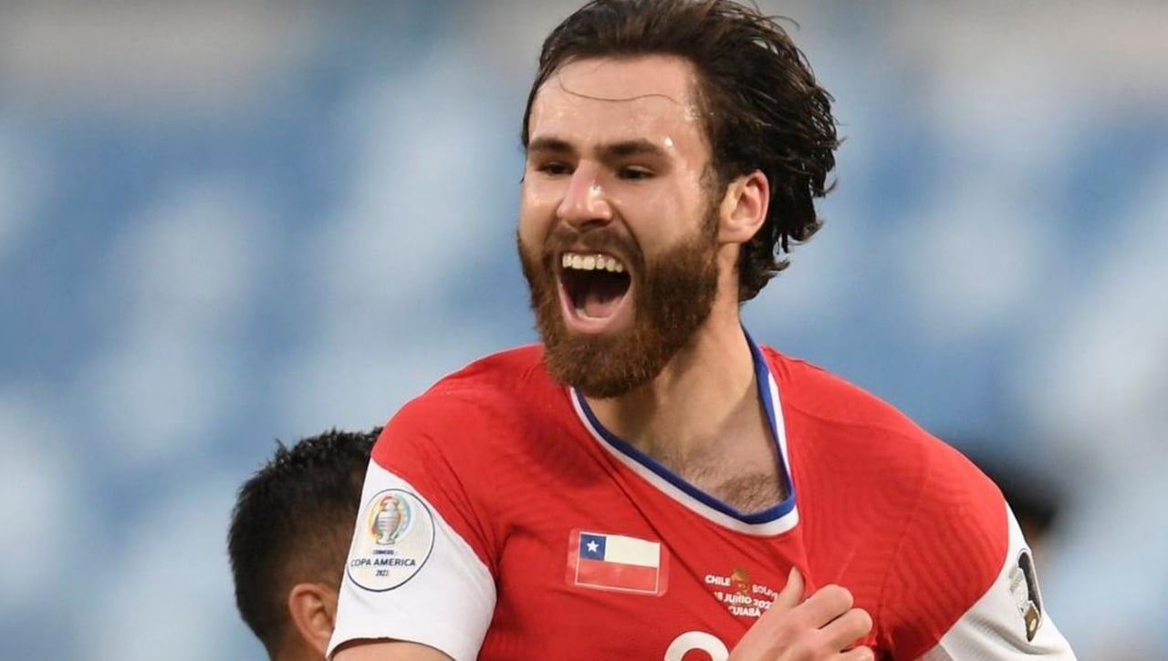 El Villarreal completa su trío de fichajes con un goleador