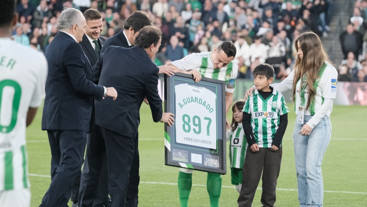 El homenaje del Benito Villamarín a Guardado