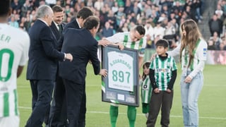 El homenaje del Benito Villamarín a Guardado