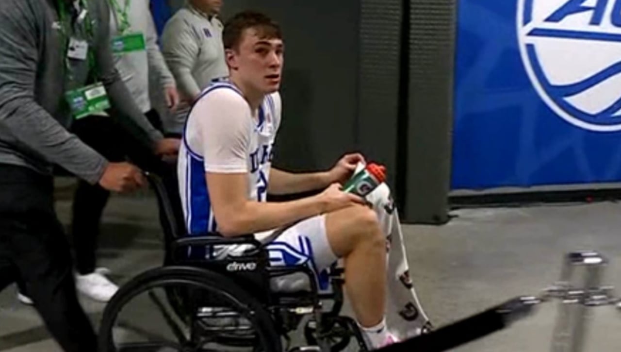 Cooper Flagg, favorito a número 1 del draft NBA, acaba en silla de ruedas