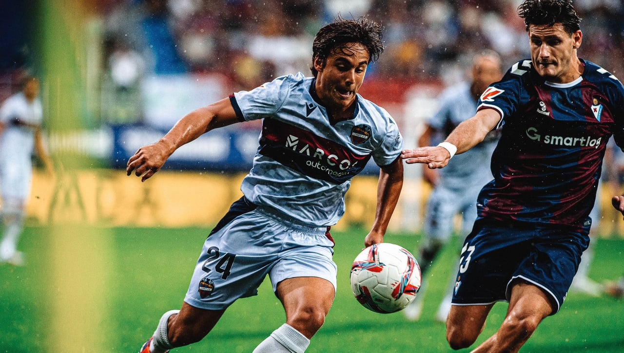 Carlos Álvarez, ahora junto a otro canterano del Sevilla, la vuelve a liar