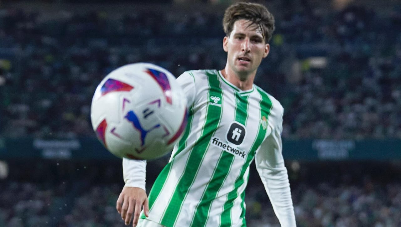 El Milan cierra un acuerdo con Miranda y presiona al Betis