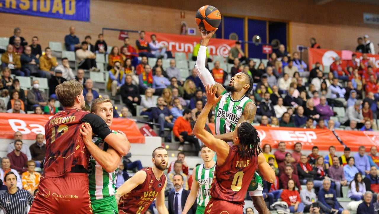 76-72: El Betis Baloncesto renace, pero no completa la remontada en Murcia