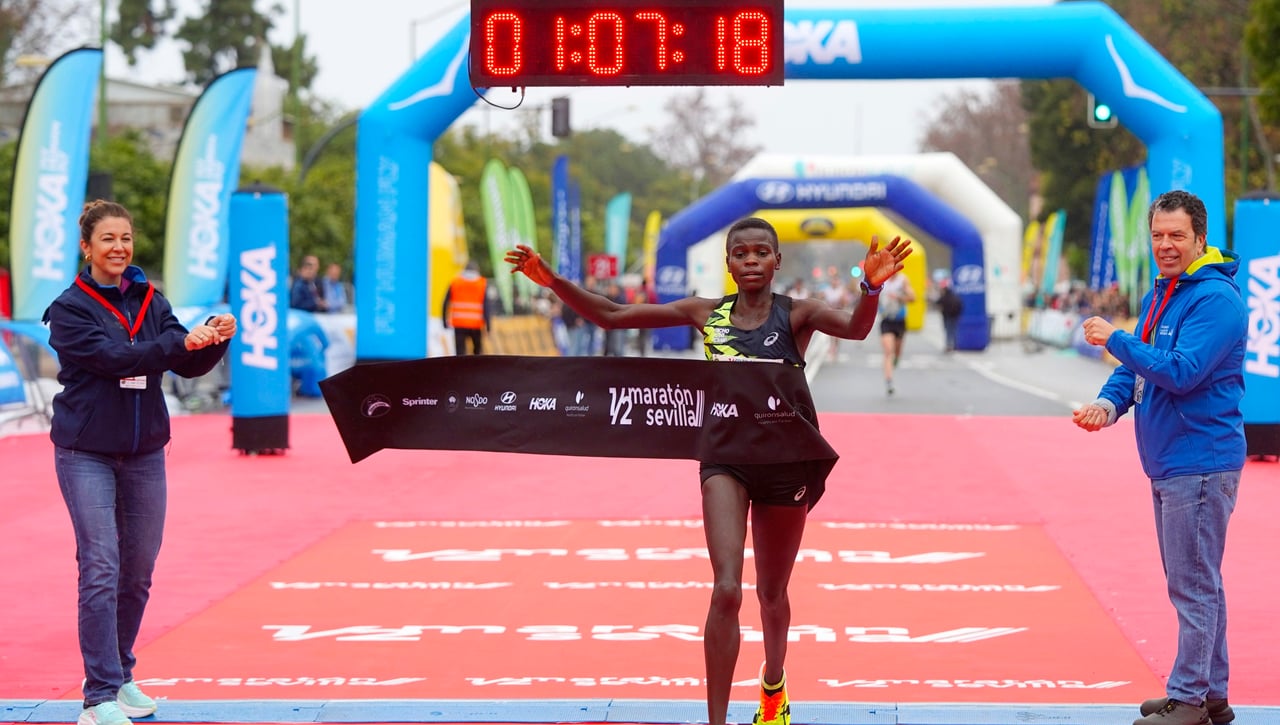 Rebecca Chelangat pulveriza el récord femenino del Medio Maratón de Sevilla y Vinicent Nyamongo baja de la hora