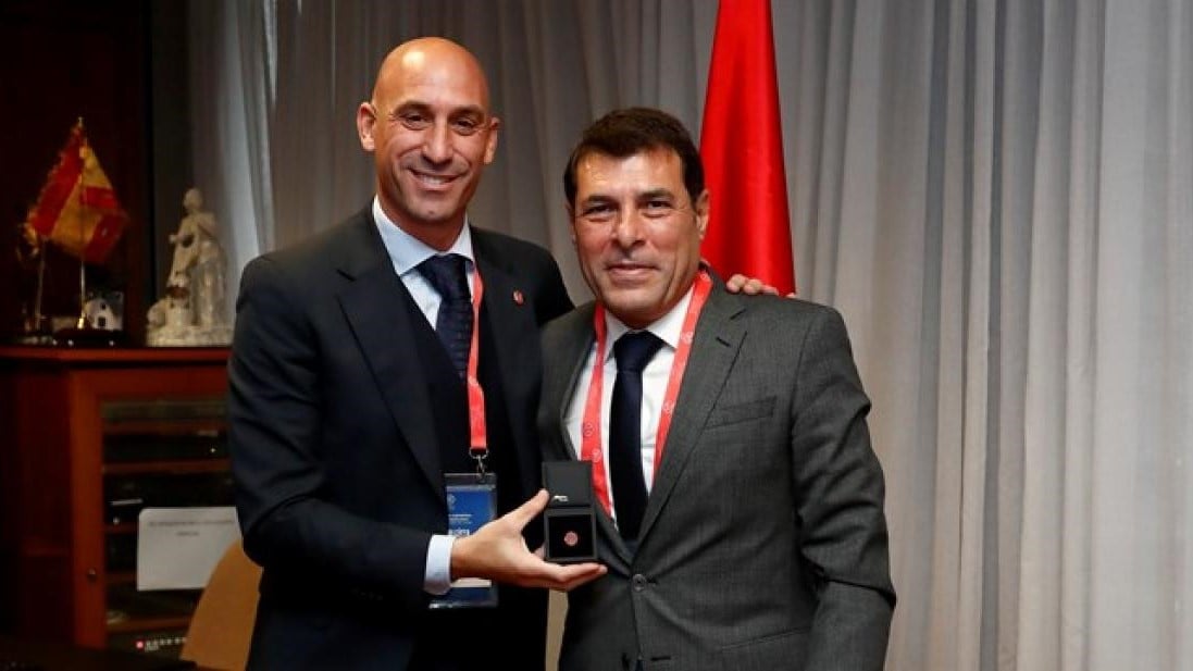 El 'Caso Rubiales' y el presidente de la tinerfeña que no es "machista ni feminista"