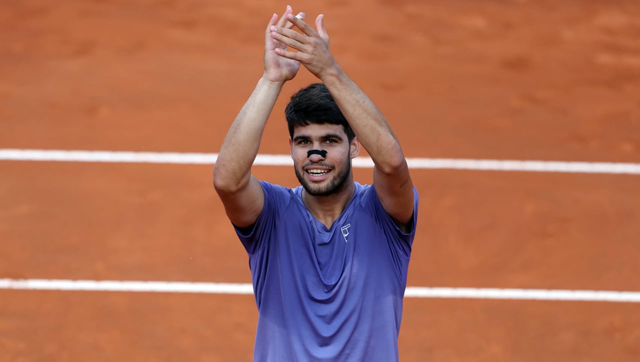 Carlos Alcaraz da su primer golpe en Roland Garros