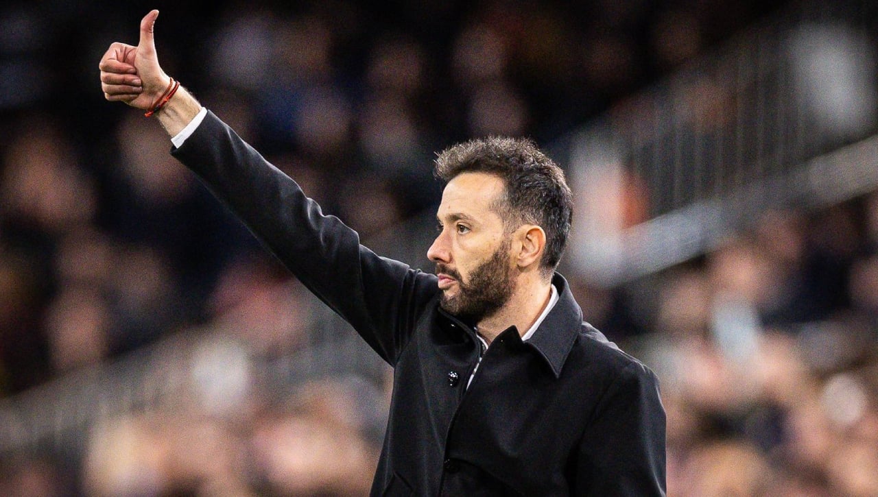 La crispación en el Valencia va a más: piden la renuncia de Carlos Corberán y los jugadores salen escoltados de Mestalla