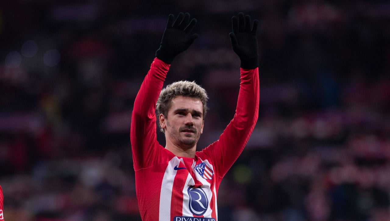 El homenaje de Griezmann a Luis Aragones en el Atlético - Sevilla