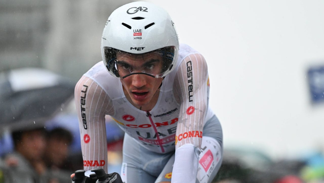 El equipo Movistar hace sitio y Juan Ayuso ya espera la llamada