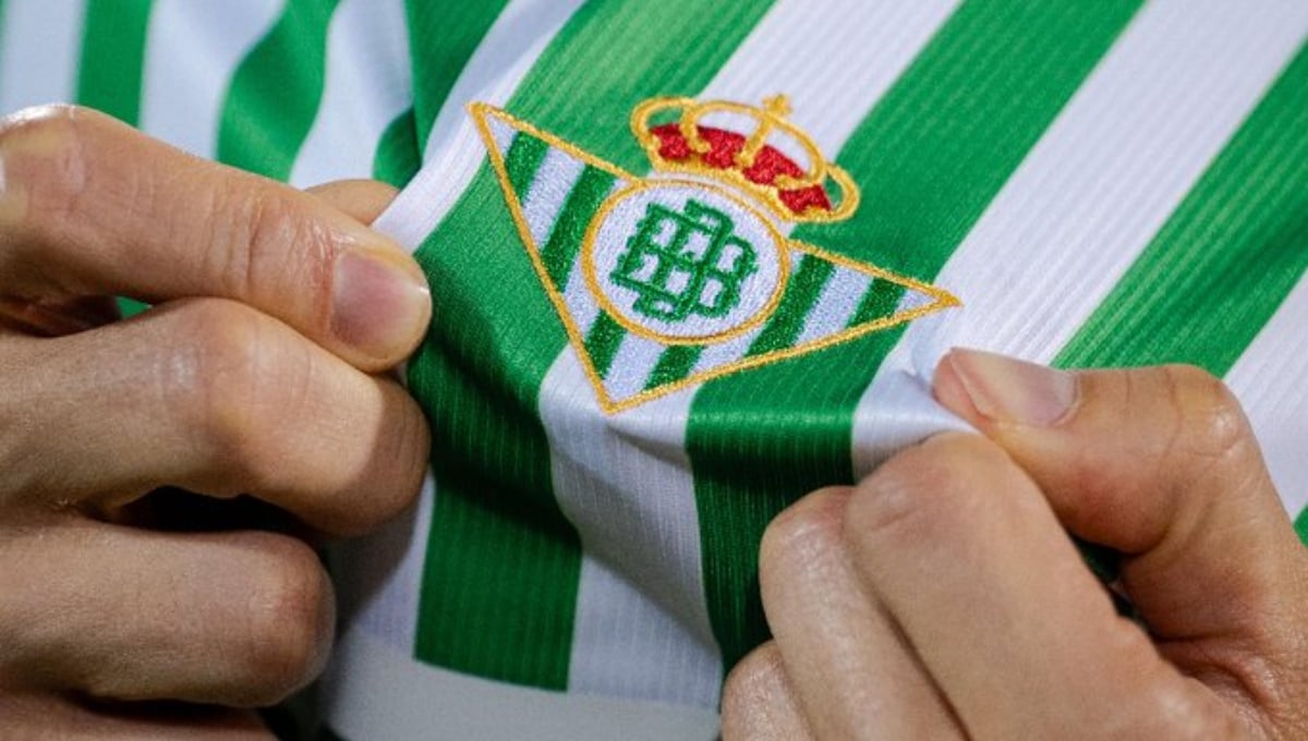 El Betis presenta su camiseta especial para la final de la Conference League