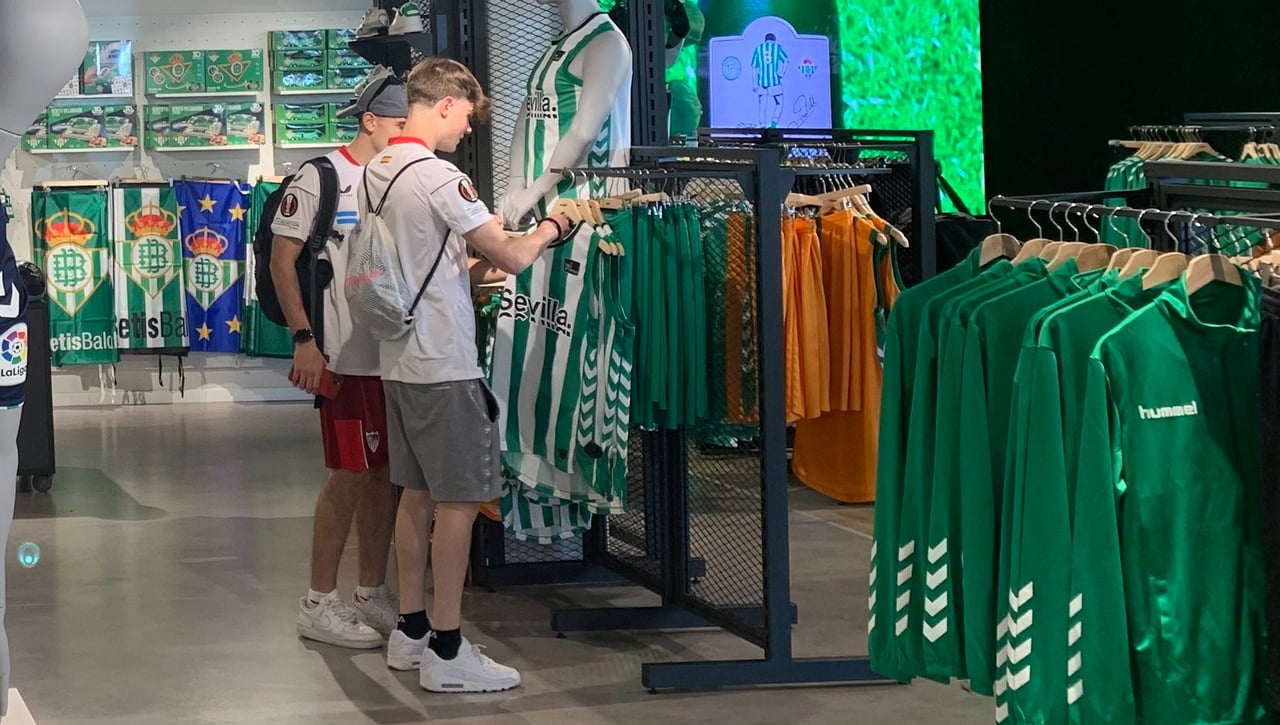 Hummel se gana ya a los béticos... y a los que no son precisamente béticos