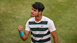 Carlos Alcaraz da el primer golpe en Wimbledon