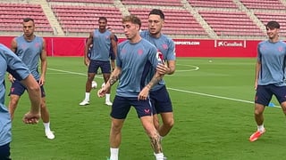 Entrenamiento con Ocampos que está en la rampa de salida del Sevilla