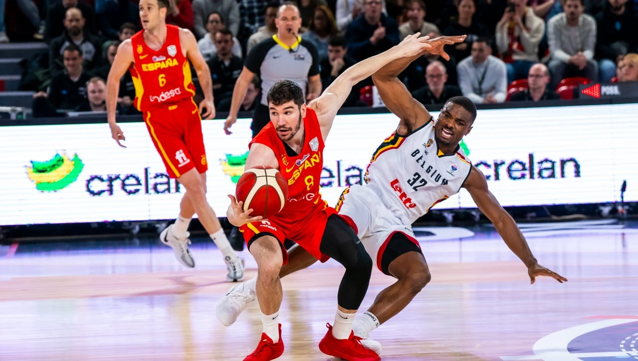 España sufre una doble caída